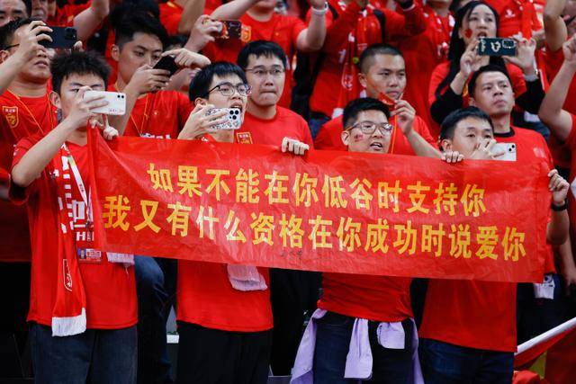 巴萨新宠！弗里克点名戈登，英超边锋成转会焦点？